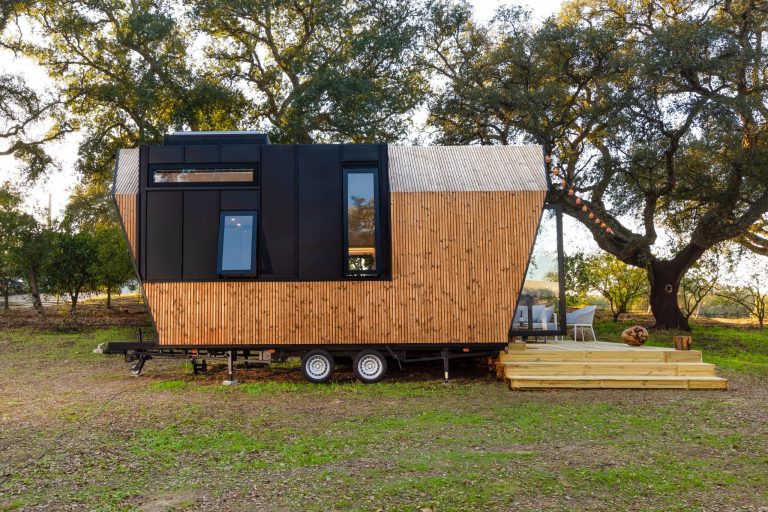 Tiny_House_Ericeira_by_Tinylar_Lunawood_Luna_Triple_cladding_2